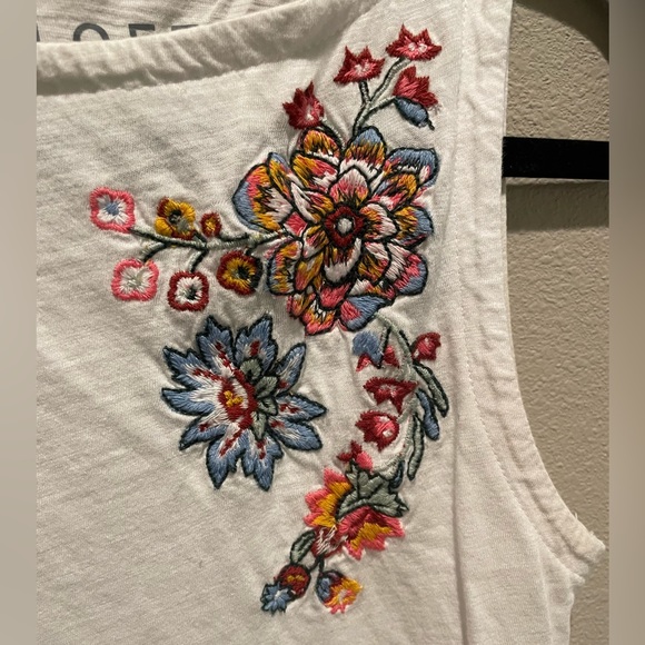 Loft. Size small. Flower embroidered tank. 100% cotton. - Picture 2 of 4